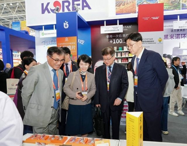 코트라(사장 강경성)는 20일(현지시간)부터&nbsp;3일간 산둥성 린이시에서 열리는&nbsp;‘RCEP&nbsp;지역(산둥)&nbsp;수입상품박람회’에서&nbsp;K-소비재 및 문화를 결합한 종합 마케팅 행사를 추진한다.&nbsp;사진 왼쪽부터 황재원&nbsp;코트라&nbsp;중국지역본부장,&nbsp;김윤희&nbsp;코트라&nbsp;칭다오 무역관장,&nbsp;박대규 주중한국대사관 상무관,&nbsp;류창수 주칭다오 총영사 등 주요 관계자들이 한국기업 제품 부스를 둘러보며 전시 현장을 살펴보고 있는 모습. (코트라 제공)