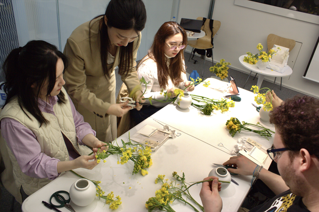 3월 제주 유채꽃 꽃꽂이 체험 프로그램 현장. (서울시 제공)