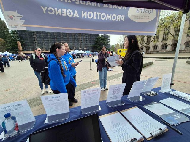 코트라는 21일(현지시간)&nbsp;미국 시애틀에서 열린&nbsp;‘한국유학박람회’와 연계해 인재 유치 홍보관을 운영했다.&nbsp;행사 현장에서 현지 참가자가 홍보부스에 마련된 한국 대학 관련 자료를 살펴보며 상담을 진행하고 있다. (코트라 제공)