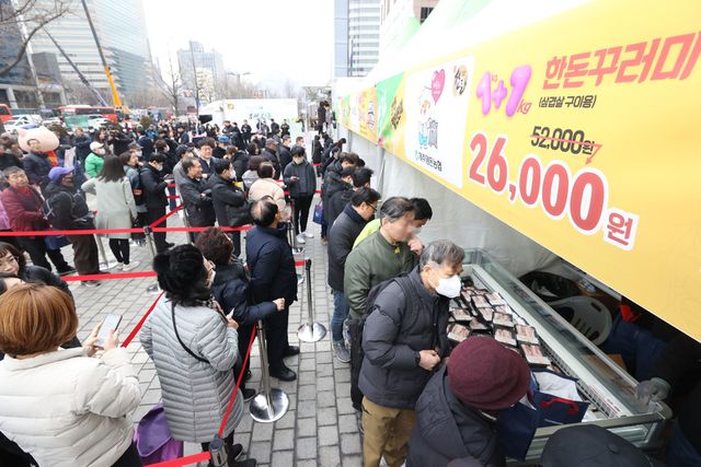 정부는 5월 말까지 돼지고기 할인행사를 추진해 전국 대형마트에서는 30% 이상, 온라인몰에서는 최대 50%까지 할인한다고 밝혔다. 이번 할인은 한돈자조금을 활용해 소비자 체감 물가를 낮추고 축산물 수급 안정을 도모하기 위한 조치다. 사진은 지난&nbsp;‘삼겹살데이’ 당시&nbsp;청주 서문시장 일대에서 진행된 한돈 할인 행사에 방문객들이&nbsp;한돈 삼겹살‧목살 제품을 직접 살펴보며 구매하고 있는 모습. (사진=한돈자조금)