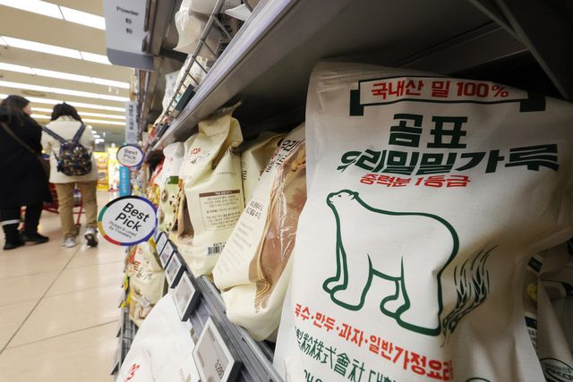 정부가 반복 담합 사업자에 대해 과징금 최대 100% 가중, 자진신고 감면 축소, 입찰참가 제한 확대 등 제재를 대폭 강화한다. 사진은 서울 한 대형마트 밀가루 판매대 모습.&nbsp;공정위는 7개 제분사가 2019년 11월∼작년 10월까지 국내 기업간거래(B2B)에서 반복적으로 밀가루 판매 가격 및 물량 배분을 밀약한 혐의를 전원회의에서 심의하기로 했다고 지난 2월 20일 발표한 바 있다. (사진=연합뉴스)