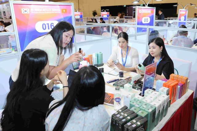 코트라가&nbsp;23일 베트남 하노이 국립컨벤션센터에서 개최한&nbsp;‘한-베트남 비즈니스 파트너십’에서 우리 기업과 베트남 바이어가 비즈니스 상담을 하고 있다. (코트라 제공)