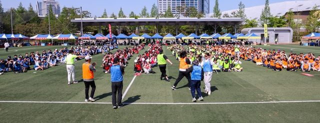 노사합동 한마음 다짐대회 중 흥겨운 댄스 장기 자랑 모습.&nbsp;(한전KDN&nbsp; 제공)