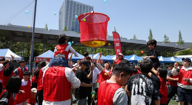 노사합동 한마음 다짐대회 명랑 게임을 가족들이 함께하고 있다.&nbsp;(한전KDN&nbsp; 제공)