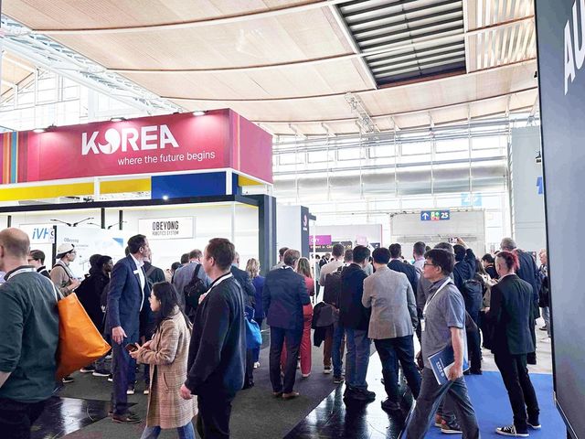 코트라는 산업지능화협회 등&nbsp;5개 기관과 지난&nbsp;4월&nbsp;20일부터 운영한&nbsp;2026&nbsp;하노버 산업전시회 통합한국관에&nbsp;AI·로봇 적용 제조 솔루션 기업&nbsp;18개사를 포함한&nbsp;33개사가 참가해 글로벌 제조산업 관계자들의 관심과 현장성과를 이끌어냈다고 밝혔다.&nbsp;하노버 산업전시회 통합한국관 현장의 모습. (코트라 제공)