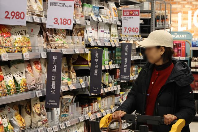 산업통상부는 소비자 선택권 확대와 물가안정을 위해 그동안 오프라인 매장에만 적용하던 단위가격표시제를 오는 7일부터 대규모 온라인쇼핑몰에 확대 적용한다고 밝혔다. 사진은&nbsp;서울 시내 한 대형마트 판매대 모습. (사진=연합뉴스)