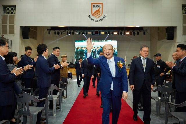 김승연 회장이 북일고 개교 50주년 기념 행사에 참석해 인사하고 있다. (한화그룹 제공)