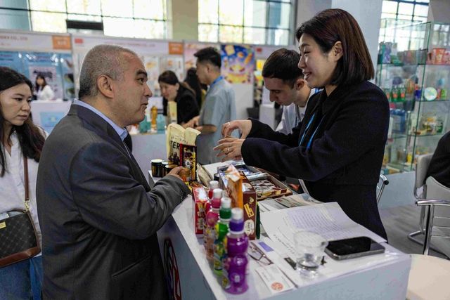 농림축산식품부와&nbsp;코트라는&nbsp;4월&nbsp;1일부터&nbsp;3일까지 우즈베키스탄 식품전시회인&nbsp;‘우즈푸드&nbsp;2026(UzFood 2026)’에 역대 최대 규모 한국관을 운영해&nbsp;K-푸드의 현지 시장진출 확대를 지원했다. UzFood 2026&nbsp;한국관에서 수출 상담이 이뤄지고 있는 모습. (코트라 제공)
