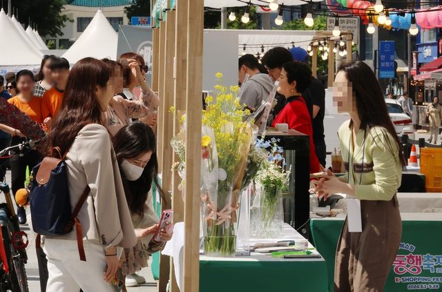 중소벤처기업부는 디지털온누리상품권 할인율을 10%로 높이고 의류·주방용품&nbsp;최대 90% 할인행사와 카드 청구할인 등을 제공하는 '4월 동행축제'를 이달&nbsp;11일부터 5월 10일까지, 한 달간&nbsp;개최한다. 사진은&nbsp;부산서 열린 중소기업·소상공 제품 소비 촉진 행사 '동행축제' 모습. (사진=연합뉴스)