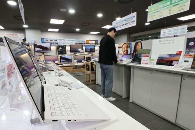 서울시는 새 학기와 계절 변화가 겹치는 봄철을 맞아 노트북·컴퓨터, 신발·양복 세탁 분야의 소비자 피해가 늘어날 것으로 예상됨에 따라 ‘소비자 피해주의보’를 발령했다. 사진은&nbsp;서울의 한 매장에서 직원이 전시된 노트북을 살펴보고 있는 모습. (사진=연합뉴스)