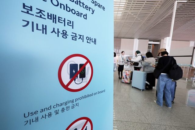 오는 20일부터는 항공기에 들고 탈 수 있는 보조배터리 개수가 최대 2개(용량 160Wh 이하)로 제한된다. 기내에서는 보조배터리로 전자기기를 충전(사용)하거나, 보조배터리를 충전하는 일이 전면 금지된다. 사진은&nbsp;인천국제공항 출국장에 설치된 보조배터리 기내 사용 금지 안내문. (사진=연합뉴스)