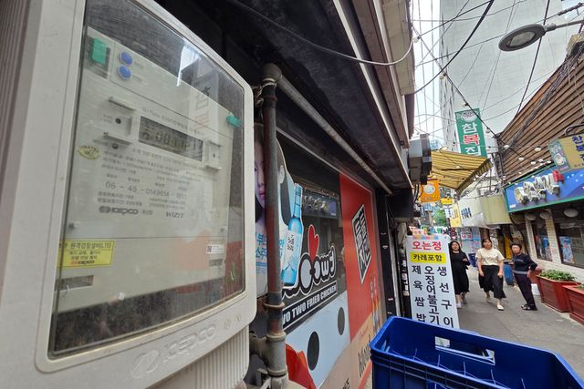 정부가 다음 달 1일부터 소규모 자영업자의 전기요금 부담을 덜기 위해 '더 저렴한&nbsp;요금제'를 6개월간 자동 적용하는 제도를 시행한다. 사진은&nbsp;서울 시내의 건물 외벽에 설치된 전기계량기 모습. (사진=연합뉴스)