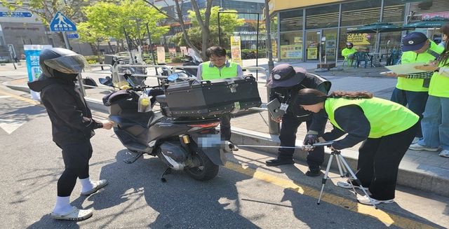 강서구 마곡역 인근 이륜차 소음 합동단속 현장. (서울시 제공)