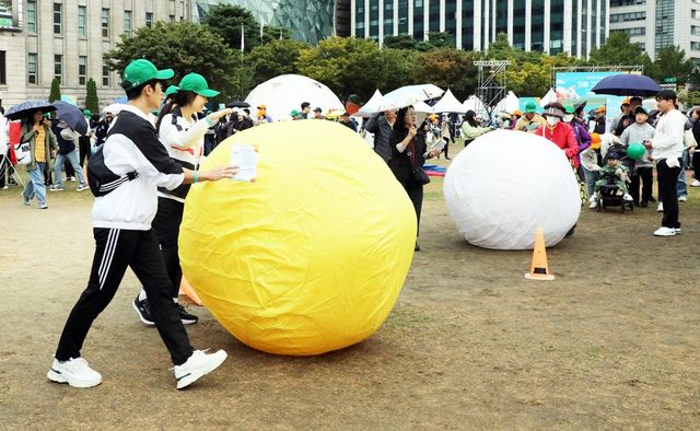 바쁜 일상에 지친 시민들이 퇴근길 가볍게 몸을 움직이며 건강한 에너지를 되찾을 수 있도록 서울시가 생활체육 프로그램 ‘운동하는 서울광장’을 본격 운영한다. 사진은&nbsp;서울 중구 서울광장에서 열린 시민과 함께하는 가을 건강운동회에서 참가 시민들이 건강 챌린지에 도전하며 즐거운 시간을 보내고 있는 모습. (사진=연합뉴스)