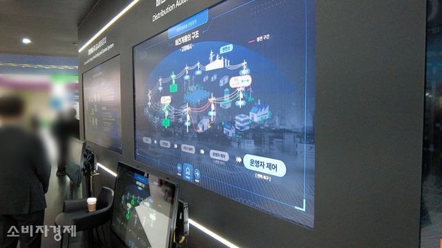 '코리아 스마트그리드 엑스포 2026' 한전KDN의 부스에서 배전자동화용 단말장치 등 다양한 솔루션이 공개됐다. [사진=이해석 기자]