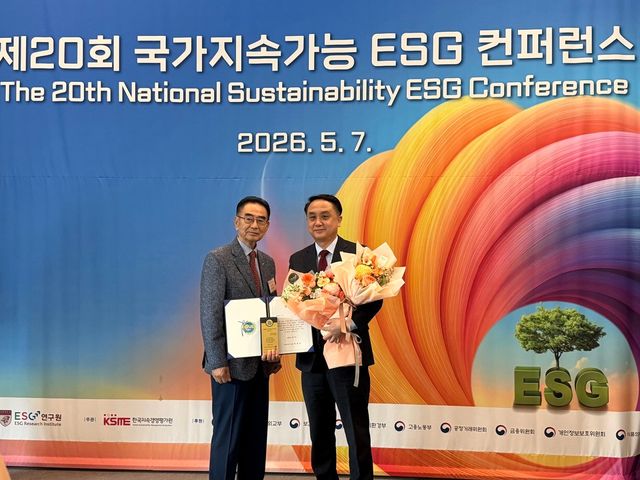 제20회 국가지속가능 ESG 컨퍼런스 ESG경영 부문 기획예산처 장관상을 수상한 이성우 한전KDN ESG경영처장(오른쪽). (한전KDN 제공)