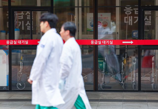 가짜진료·과잉처방 집중 점검…복지부, 행정조사반 가동. 사진은&nbsp;서울 시내 한 대형병원에서 의료관계자들이 응급실 대기실 앞을 지나고 있는 모습. (사진=연합뉴스)