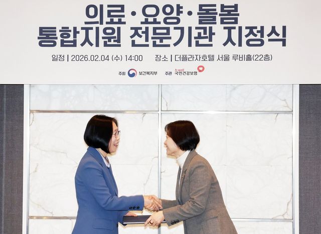 서울시가 장애인 맞춤형 복지서비스 설계의 기초 자료로 활용할 ‘장애인 전수조사’를 10월까지 진행한다. 이번 조사는 11개 유형 중증장애인을 대상으로 복지욕구, 생활 실태 등을 알아볼 계획이다. 사진은 지난 2월 서울 중구 더플라자호텔에서 열린 '의료·요양·돌봄 통합지원 전문기관 지정식'에서 이경혜 한국장애인개발원장(왼쪽)이 이스란 보건복지부 1차관에게 지정서를 받은 뒤 악수하고 있는 모습. (사진=연합뉴스)