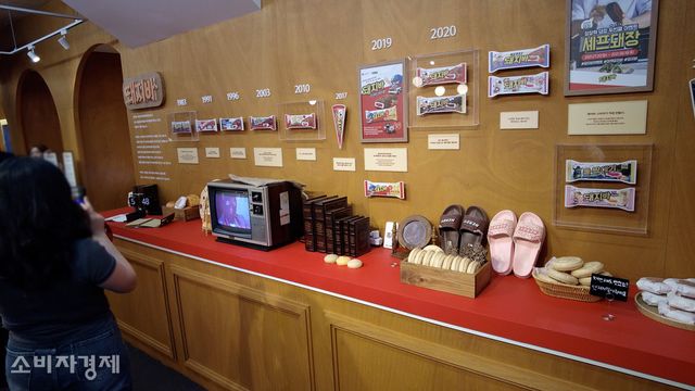롯데웰푸드의 이색 팝업스토어 ‘돼지바 빵집 since 1983'’에서 브랜드 헤리티지가 소개되고 있다. [사진=이해석 기자]