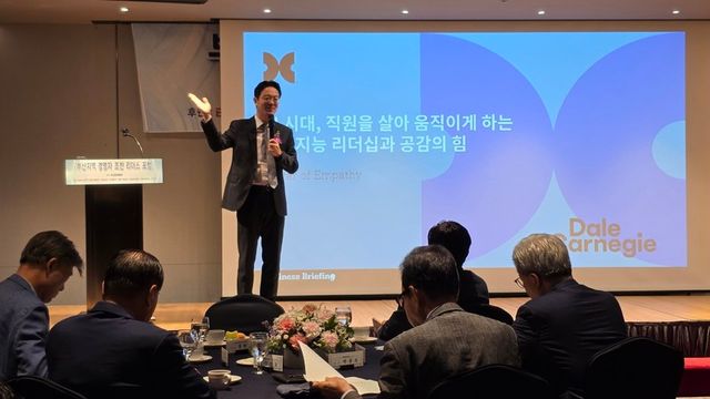 부산경영자총협회&nbsp;제393회&nbsp;부산지역&nbsp;경영자&nbsp;조찬&nbsp;리더스포럼에서&nbsp;강연하고&nbsp;있는&nbsp;데일카네기코리아&nbsp;홍헌영&nbsp;상무. (데일카네기코리아 제공)