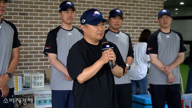 김정호 컴투스 야구사업 본부장이 ‘컴투스프로야구V와 함께하는 2026 KPBAA 야구캠프’ 행사에서 유저들에게 인사를 하고 있다. [사진=신윤철 기자]