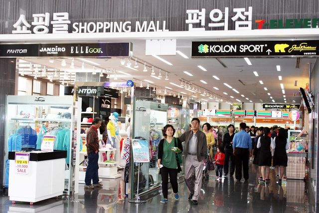 국토교통부는 고속도로 휴게소의 고질적인 문제였던 비싼 음식값과 부실한 서비스를 근본적으로 개선하는 휴게소 운영 개편 방안을 발표했다. 사진은&nbsp;영동고속도로 덕평휴게소를 찾은 방문객들의 모습. (사진=연합뉴스)