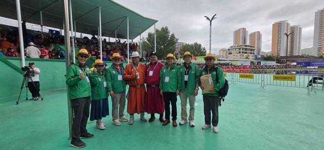 오른쪽에서 네번째가 몽골 궁술협회 후렐 바타르 회장, 오른쪽에서 세번째가 (사)대한궁술협회 연익모 총재, 오른쪽에서 두번째가 법무법인 성현 최재웅 대표변호사. (법무법인 성현 제공)