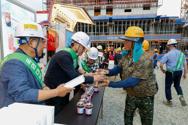 황상하 사장이 현장 근로자에게 시원한 음료와 기념품 등을 전달하고 있다. (SH 제공)