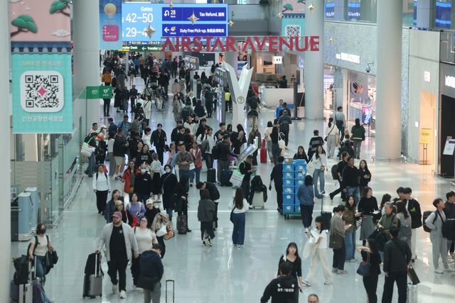 면세점에서 구입한 미화 800달러 이하 물품은 입국 시 세관 신고나 다음 출국 없이도 국내에서 편리하게 교환받을 수 있게 된다. 관세청은 면세점 이용객의 불편을 줄이고 면세산업 경쟁력을 높이기 위해 '보세판매장 특허 및 운영에 관한 고시'를 개정해 시행한다고 밝혔다. 사진은&nbsp;인천국제공항 제1여객터미널 내 면세구역에서 여행객들이 이동 및 쇼핑을 하고 있는 모습. (사진=연합뉴스)