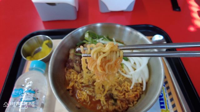농심 신라면 분식 내 'SHIN키친'에서 판매 중인 '辛 아사도 삼겹라면'. [사진=이해석 기자]