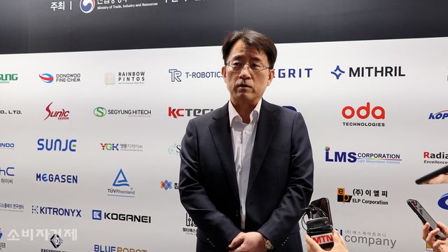 'K-디스플레이 2026' 전시 관람 직후 이청 삼성디스플레이 대표이사 사장이 취재진과 인터뷰를 하고 있다. [사진=이해석 기자]