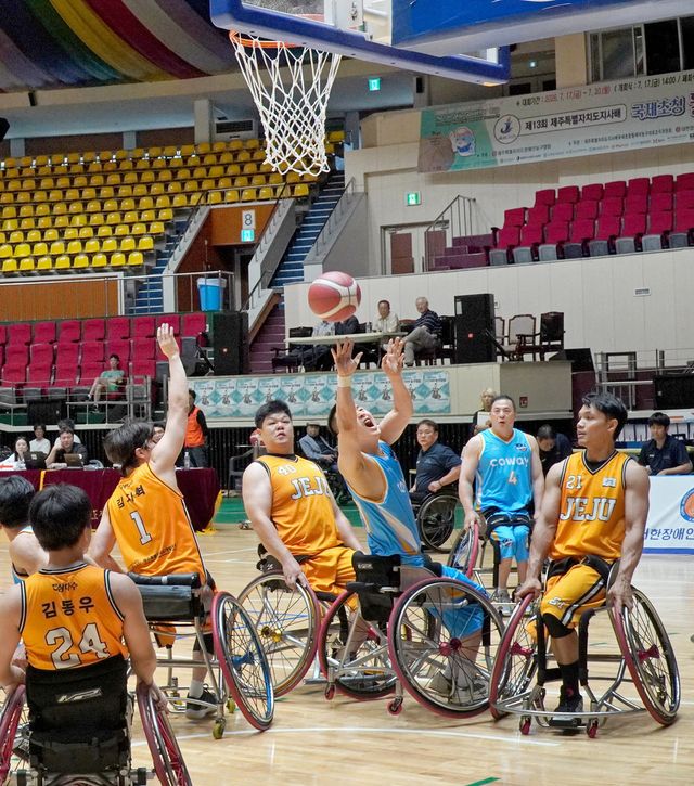 지난&nbsp;20일 제주한라체육관에서 열린&nbsp;‘제13회 제주도지사배 국제초청휠체어농구대회’&nbsp;결승전에서 코웨이 블루휠스 오동석 선수가 득점을 시도하고 있다.
