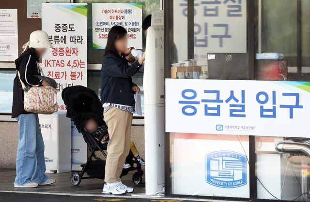 정부가 전국 의료체계를 5극3특 중심으로 재편해 어디에 살든 중증·응급 치료를 제때 받을 수 있는 '지역완결형' 의료체계를 구축한다. 사진은&nbsp;서울 시내 한 대형병원 응급실 앞에서 내원객들이 진료 접수를 하고 있는 모습. (사진=연합뉴스)