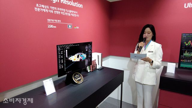 'K-디스플레이 2026'에서 산업통상부 장관상을 받은 LG디스플레이의 '27인치 5K OLED 패널'가 소개되고 있다. [사진=이해석 기자]