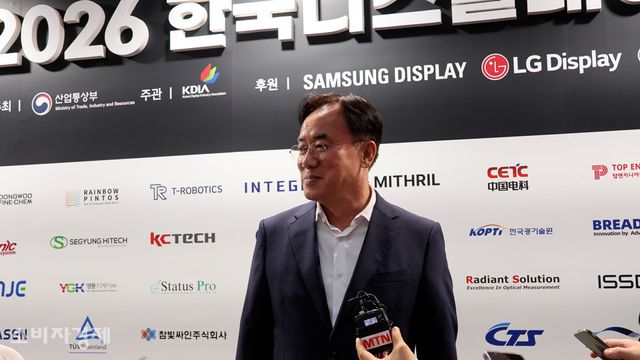 'K-디스플레이 2026' 전시회에서 정철동 LG디스플레이 사장이 취재진과 인터뷰를 하고 있다. [사진=이해석 기자]