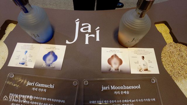 '2026 서울바앤스피릿쇼'에 마련된 CJ제일제당의 '자리' 부스에서 '자리 가무치'와 '자리 문배술'을 소개하고 있다. [사진=이해석 기자]