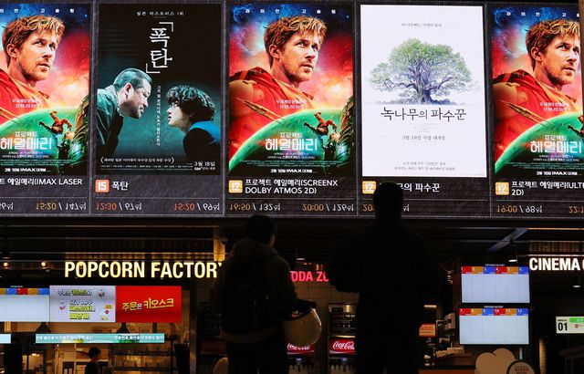 영화 한 편을 망설이던 부담도, 아이 돌봄에 발을 동동 구르던 걱정도 올 하반기부터는 조금씩 가벼워질 전망이다.&nbsp;사진은 서울의 한 영화관의 모습. (사진=연합뉴스)