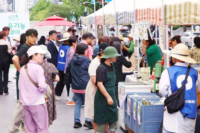 임산부 16만 명에 24만 원 상당 친환경 농산물 꾸러미 제공. 사진은&nbsp;서울 중구 청계광장에서 열린 '2026 유기농데이' 행사를 찾은 시민들이 부스를 둘러보고 있는 모습. (사진=연합뉴스)