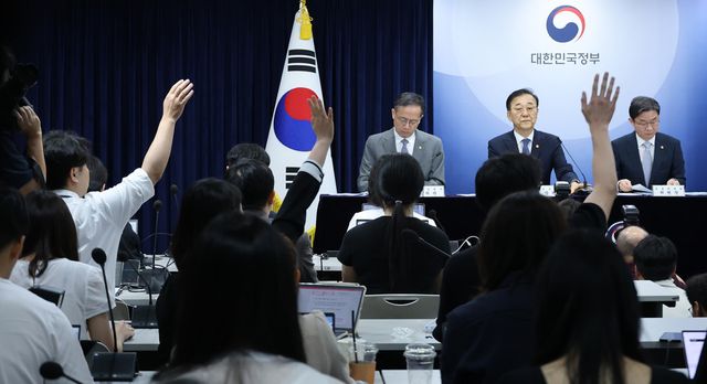 김윤덕 국토교통부 장관이 전월세 및 매매시장 안정을 위한 주택 신속공급 방안 및 부동산 시장 안정을 위한 금융 종합대책 합동브리핑에서 기자들의 질문을 받고 있다. (사진=연합뉴스)