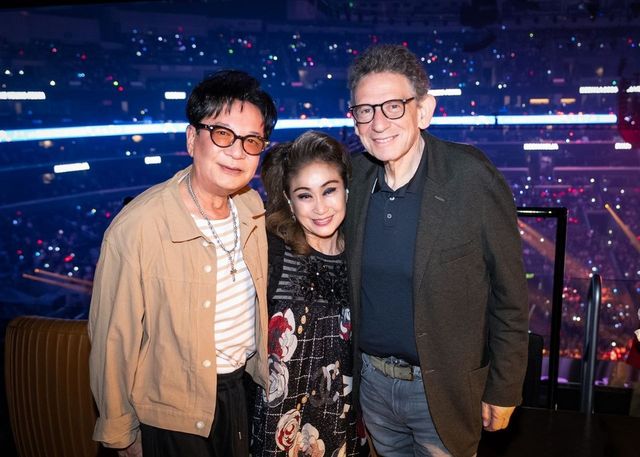 16일(현지시간) 미국 로스앤젤레스에서 열린 KCON LA 2026 현장에서 만난(왼쪽부터) 이재현 CJ 회장, 이미경 CJ 부회장, 루시안 그레인지 UMG 회장 겸 CEO. (CJ&nbsp;ENM 제공)