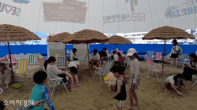 샌드아지트에서 아이들이 모래놀이를 즐기고 있다. [사진=이해석 기자]