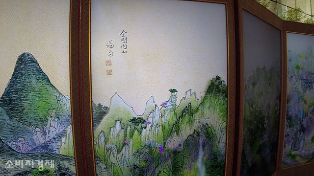 서울 을지로 IBK기업은행 본점 로비 전시된 이이경 작가의 '금강내산' 모습. [사진=이해석 기자]