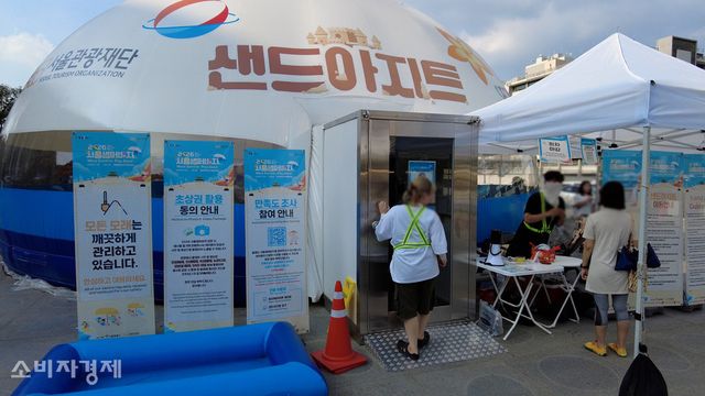 서울관광재단에서 이달 9일까지 운영하는 '2026 서울썸머비치' 내 샌드아지트에 입장하기 위해 한 관람객이 대기 하고 있다. [사진=이해석 기자]