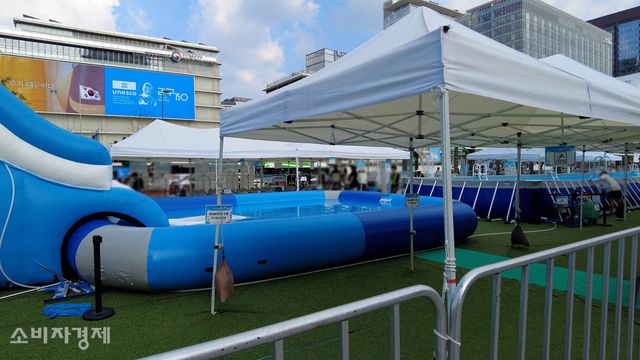 '2026 서울썸머비치'에서 운영 중인 워터슬라이드. [사진=이해석 기자]
