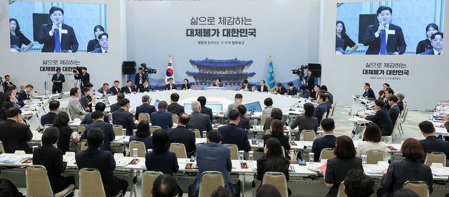 교육부는 올해 3대 메가프로젝트를 빈틈없이 지원하기 위한 '서울대 10개 만들기'를 본격 추진한다. 이를 위해 3개 거점국립대를 신속&nbsp;선정, 지역 성장엔진과 인공지능(AI) 분야를 연계한 브랜드 단과대와 융합연구원을 지원한다. 사진은&nbsp;청와대 영빈관에서 이재명 대통령 주재로 교육부·국가교육위·문체부·국가유산청 등에 대한 부처 업무보고가 진행되고 있는 모습. (사진=연합뉴스)