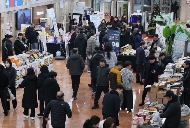전국 농어민과 서울 소비자가 한자리에서 만나는 '추석맞이 서로장터'가 올해도 서울광장을 풍성한 한가위 마당으로 채운다. 사진은&nbsp;정부서울청사에서 열린 농축산물 직거래장터 모습. (사진=연합뉴스)
