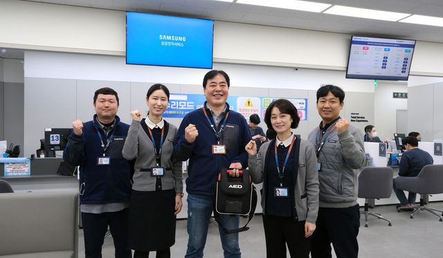 오승주 삼성전자서비스 프로(왼쪽 첫번째)와 지난해 10월 평촌센터에서 호흡곤란으로 쓰러진 고객을 구조한 직원들이 기념촬영을 하고 있다. (삼성전자서비스 제공)