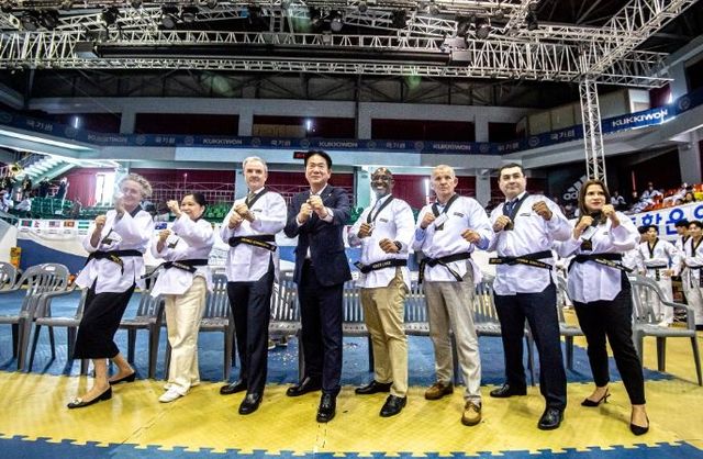 태권도발전을 위해 보급에 힘을 쓴 주한 대사 9명에게 명예단증을 수여하고 기념사진 촬영을 했다.(사진제공- 국기원)