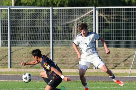 U-15 대표팀이 친선대회서 이탈리아에 2-1로 승리했다. 사진은 상대 선수로부터 볼을 지켜내고 있는 최재혁의 모습.