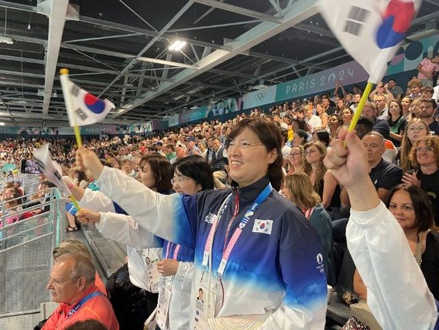 장미란 차관 여자 핸드볼 예선경기 응원